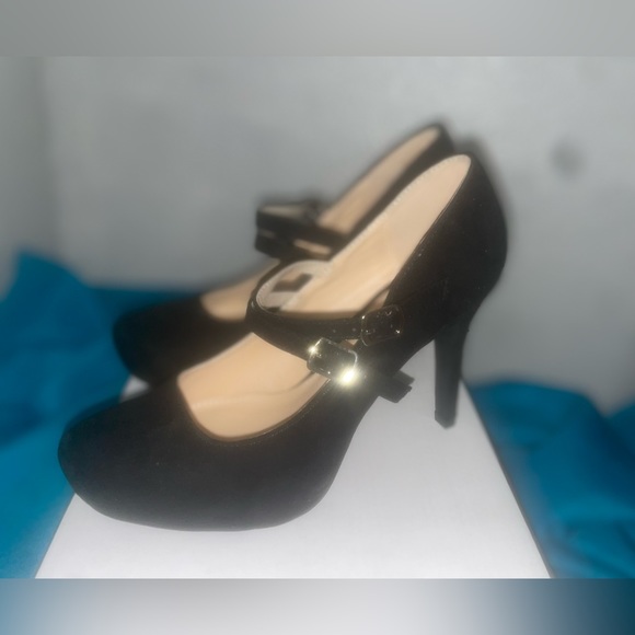 Shoes - Picture 2 of 4